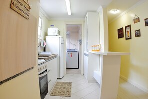 Quarto triplo conforto, 3 quartos, acessível, ao lado do lago | Cozinha privada | Geladeira, micro-ondas, fogão, cafeteira/chaleira