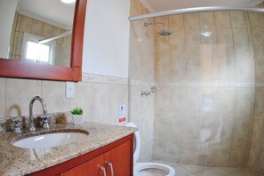Quarto triplo conforto, 3 quartos, acessível, ao lado do lago | Banheiro | Chuveiro, produtos de toalete grátis, secador de cabelo 