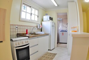 Quarto triplo conforto, 3 quartos, acessível, ao lado do lago | Cozinha privada | Geladeira, micro-ondas, fogão, cafeteira/chaleira