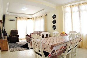 Comfort Triple Room, 3 Bedrooms, Accessible, Lakeside | In-room dining - Apartamento Du Centre (Gramado)