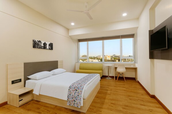 Minibar, coffres-forts dans les chambres, bureau