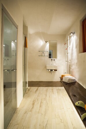 Design Double Room, Garden View | Bathroom | Shower, free toiletries, hair dryer, towels