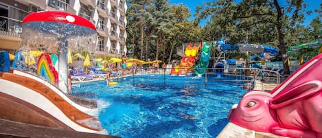 Inomhuspool, en sÀsongsöppen utomhuspool, parasoller och solstolar