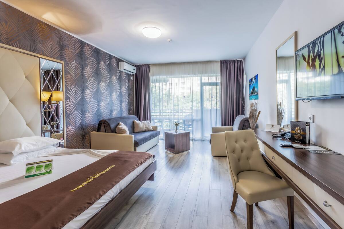 Deluxe Family Room | 房內夾萬、書桌、遮光窗簾/窗簾、熨斗/熨衫板