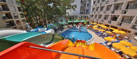 Una piscina techada, una piscina al aire libre de temporada, sombrillas