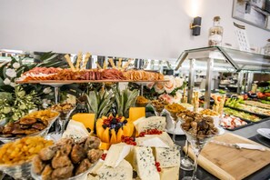 供应早餐、午餐和晚餐，国际美食