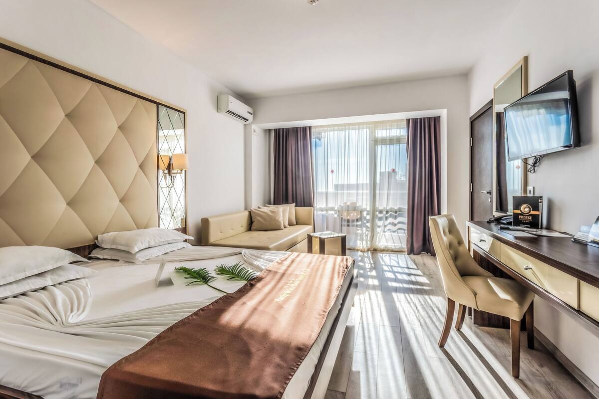 Deluxe Double Room | 房內夾萬、書桌、遮光窗簾/窗簾、熨斗/熨衫板