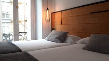 Quarto duplo, sacada | Edredons de pluma, escrivaninha, ferros/tábuas de passar roupa