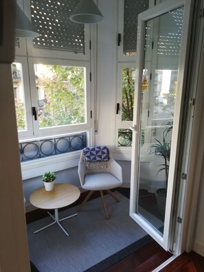 Dobbeltrom – superior, byutsikt, ved stranden | Oppholdsområde | Flatskjerm-TV