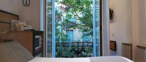 Habitació doble econòmica, balcó, vistes a la ciutat | Cobrellits, escriptori, planxa i posts de planxar i wifi gratuïta