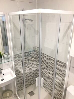 Badkamer met douche