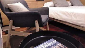 Quarto casal luxo, sacada, vista para a cidade | Edredons de pluma, escrivaninha, ferros/tábuas de passar roupa