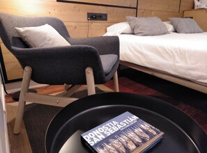 Dobbeltrom – deluxe, balkong, byutsikt | Dundyner, skrivebord, strykejern/-brett og wi-fi (inkludert)