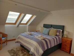 2 Schlafzimmer, Daunenbettdecken, individuell dekoriert