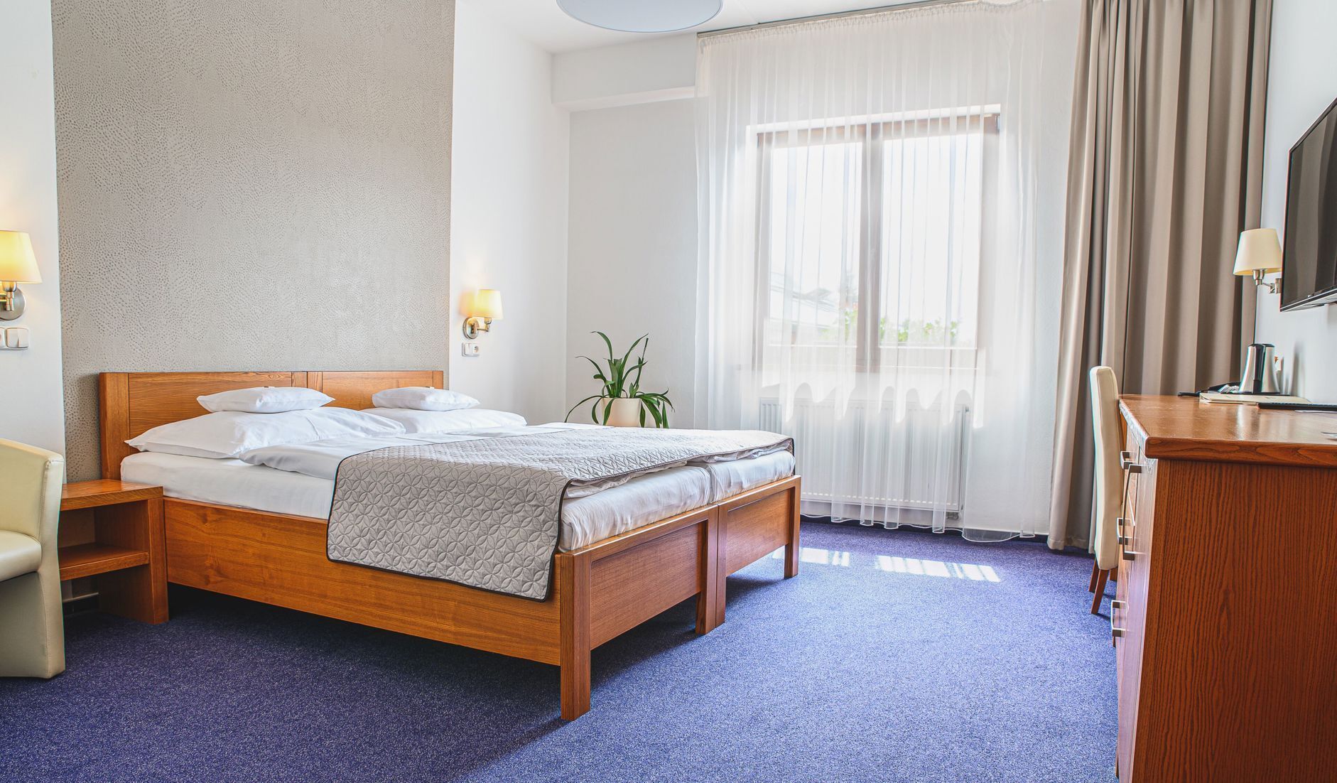 Hypo-allergenic bedding, Select Comfort beds, minibar, in-room safe