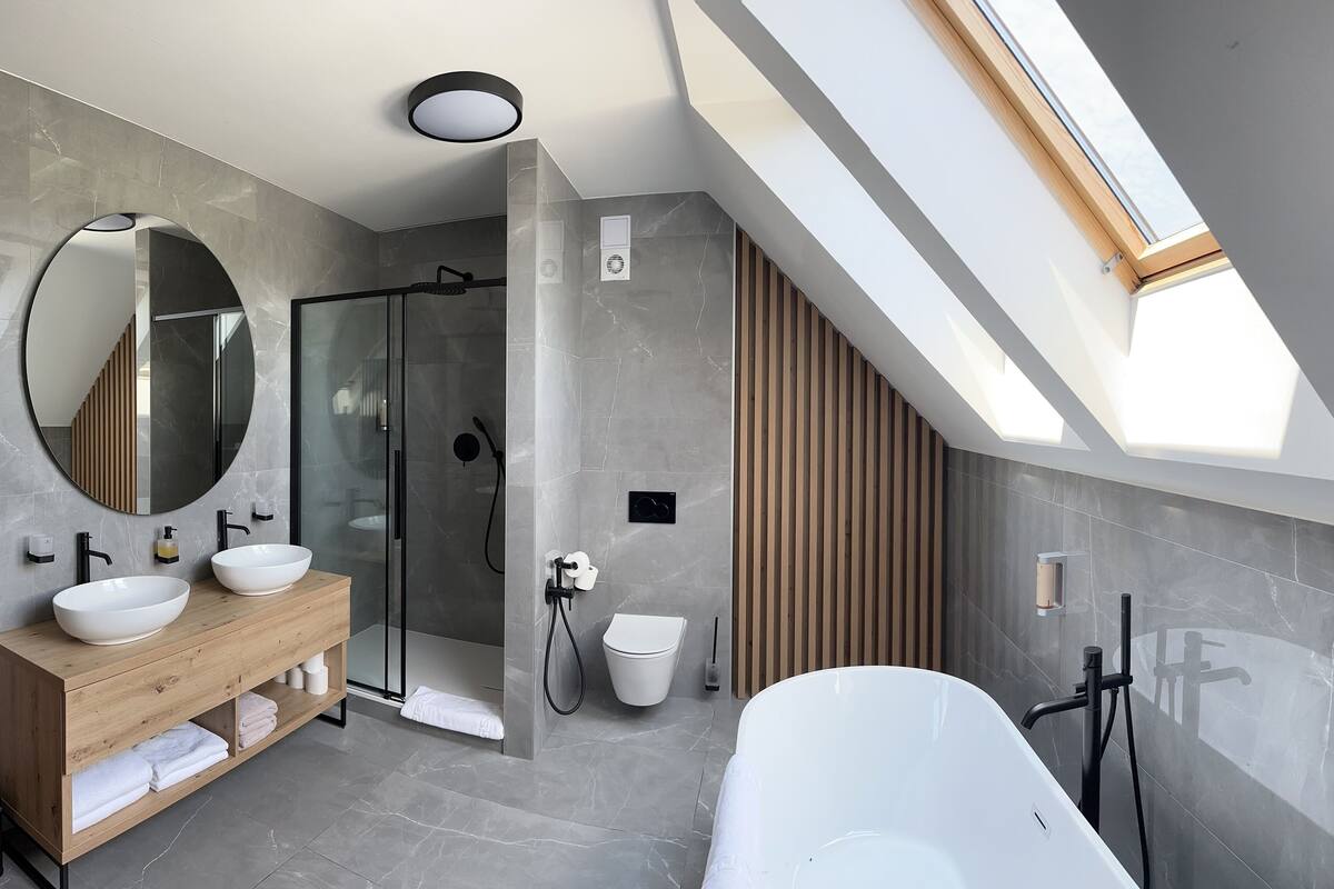 exclusive suite, 3 bedrooms | bathroom | designer toiletries, hair dryer, bathrobes, slippers
