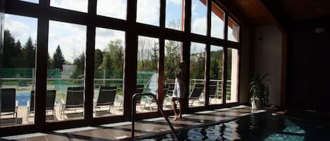 Piscine couverte, parasols de plage, chaises longues