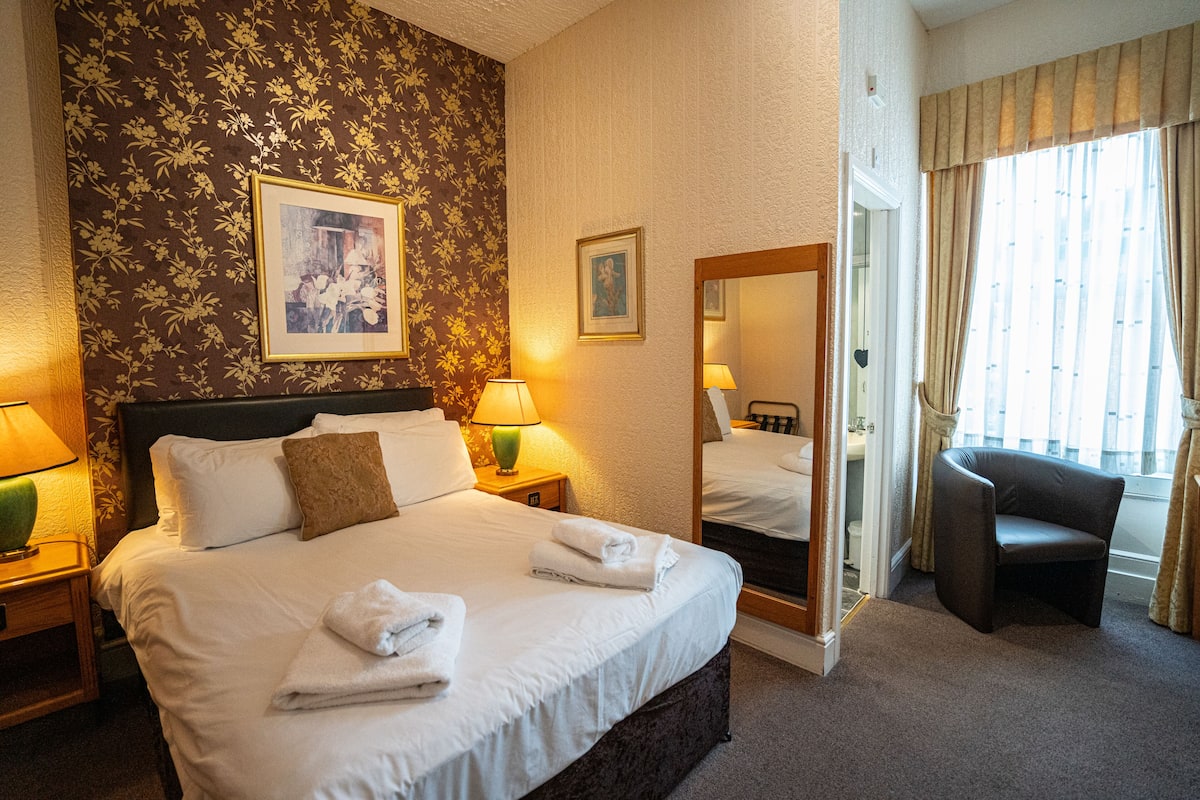 Traditional Double Room | Premium bedding, individually decorated, individually furnished, desk