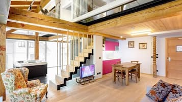 Apartamento executivo (Suite Spa) | Área de estar | TV de tela plana