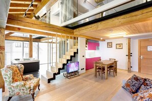 Executive Apartment (Suite Spa) | Living area | Flat-screen TV - Aux Pieds du Roi (Valtournenche)