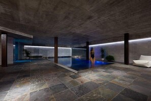 Piscine couverte, chaises longues