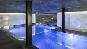 Indoor pool, sun loungers