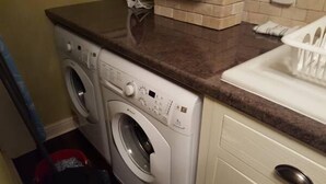 Laundry room - Dragon - Colbreggan House 2 Bedroom Home (Clydebank)