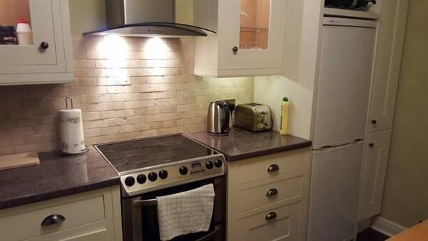 Fridge, microwave, oven, stovetop - Dragon - Colbreggan House 2 Bedroom Home (Clydebank)