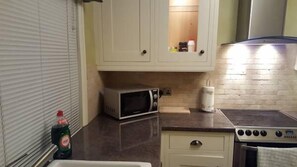 Apartment, 2 Bedrooms | Private kitchen | Fridge, microwave, oven, stovetop - Dragon - Colbreggan House 2 Bedroom Home (Clydebank)