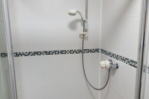 Appartement, 2 chambres | Douche de la salle de bain