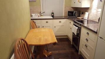 Apartment, 2 Bedrooms | Private kitchen | Fridge, microwave, oven, stovetop