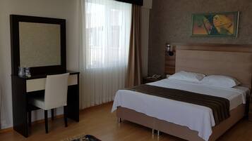 Quarto casal superior, 1 cama de casal, sacada, vista para o mar | Cofres nos quartos, ferros/tábuas de passar roupa, berços grátis