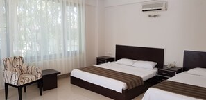 Chambre Triple, plusieurs lits, en bord de piscine | Coffres-forts dans les chambres, fer et planche à repasser