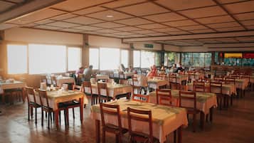 Petit déjeuner, déjeuner et dîner servis sur place