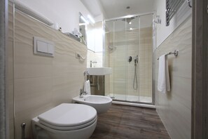 豪華客房 | 浴室 | 淋浴設備、免費盥洗用品、吹風機、浴袍