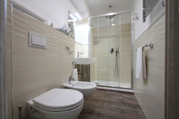 Chambre Deluxe | Salle de bain | Douche, articles de toilette (gratuits), séchoir à cheveux, peignoirs