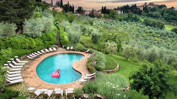 Una piscina al aire libre de temporada