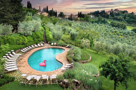 Una piscina al aire libre de temporada
