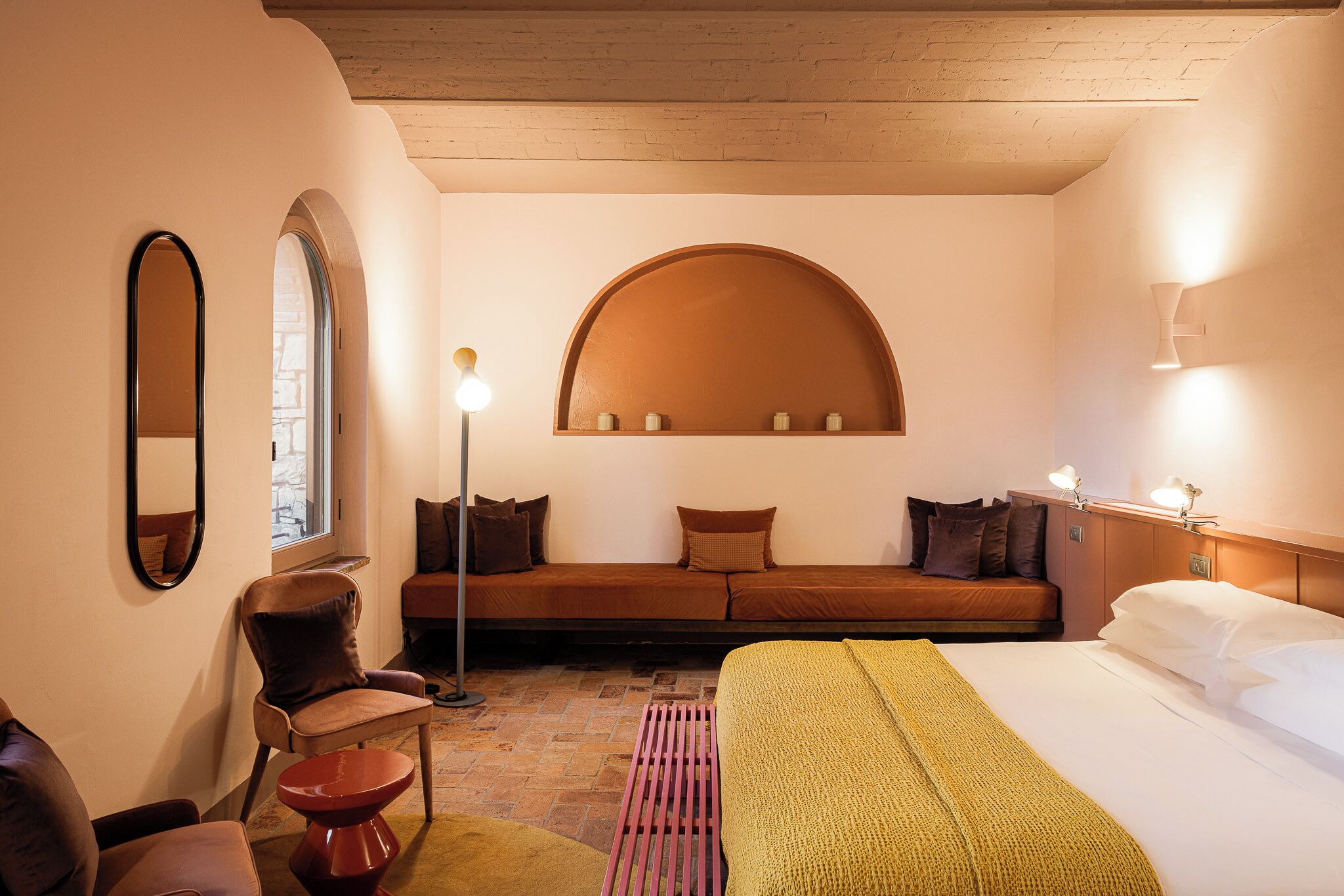 Minibar, caja de seguridad en la habitación y escritorio 