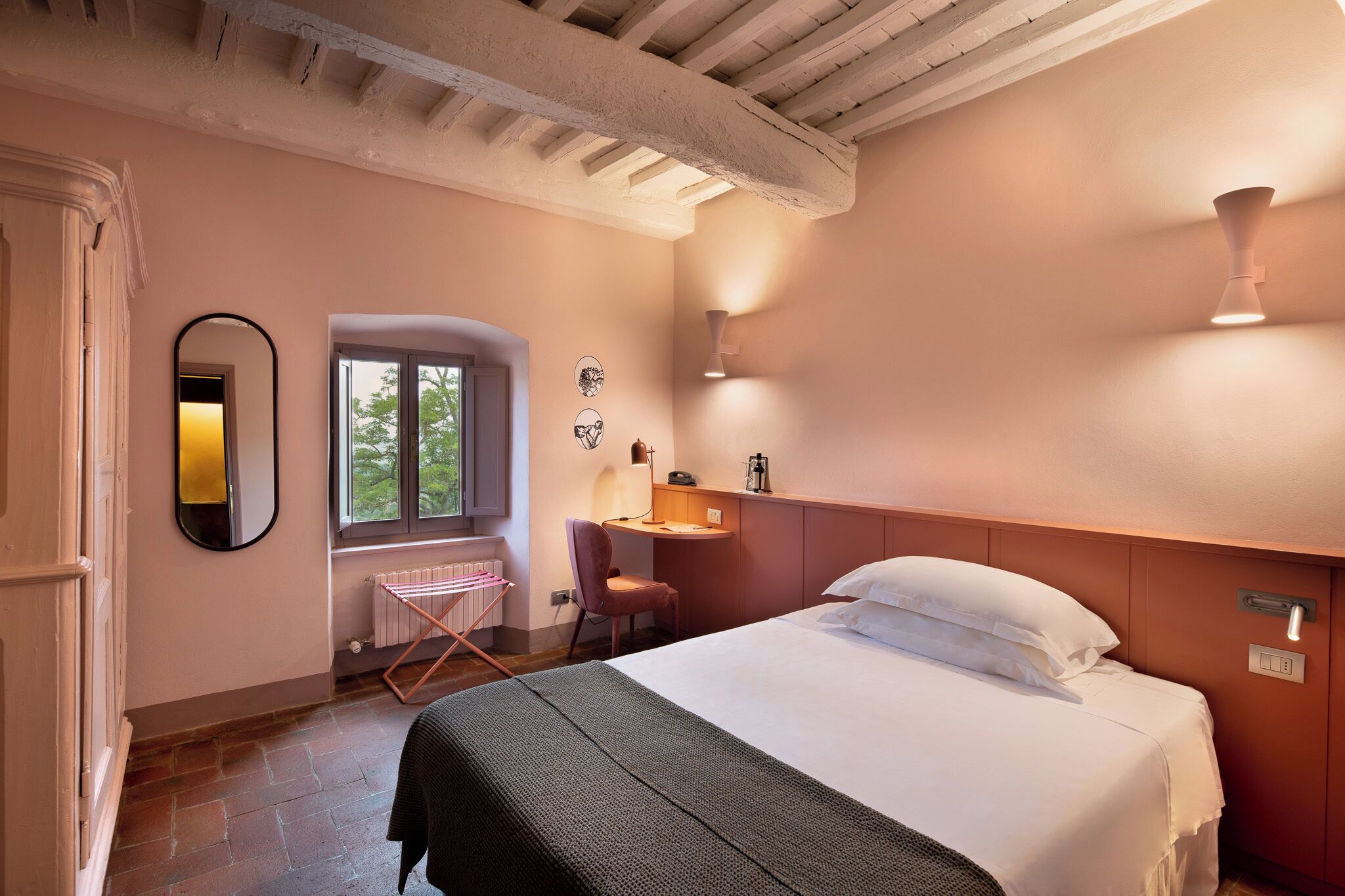 Classic Single Room | Minibar, in-room safe, desk, iron/ironing board