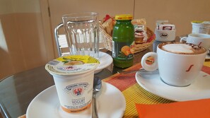 Café da manhã com pratos da culinária local grátis todos os dias