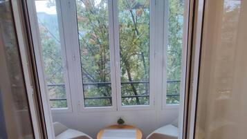 Chambre Double Supérieure, balcon, vue ville | Coin séjour | Télévision à écran plat de 20 pouces avec chaînes numériques