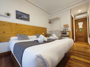 City Double Room, Balcony, Beachside | Down comforters, blackout drapes, iron/ironing board, free WiFi - Pensión Urkia (San Sebastián)