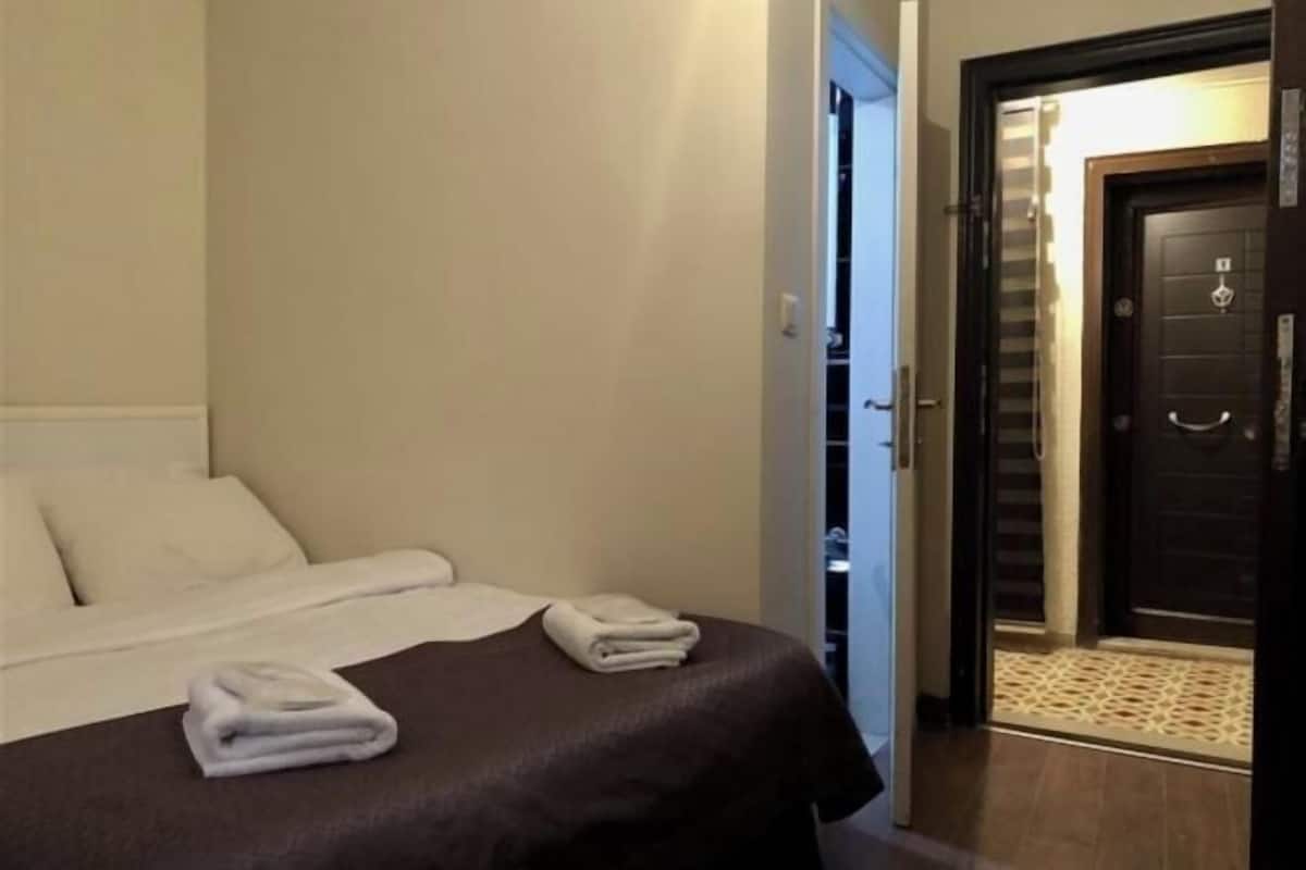 Egyptian cotton sheets, premium bedding, desk, laptop workspace