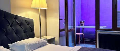 Suite Exclusive (Basement) | Draps en coton égyptien, literie de qualité supérieure, bureau