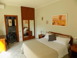 Escritorio, cunas (de pago), camas supletorias y wifi gratis