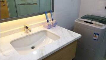 Dusche, kostenlose Toilettenartikel, Haartrockner, Hausschuhe