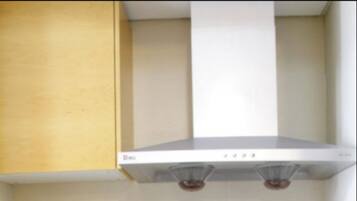 Kühlschrank, Mikrowelle, Wasserkocher mit Kaffee-/Teezubehör