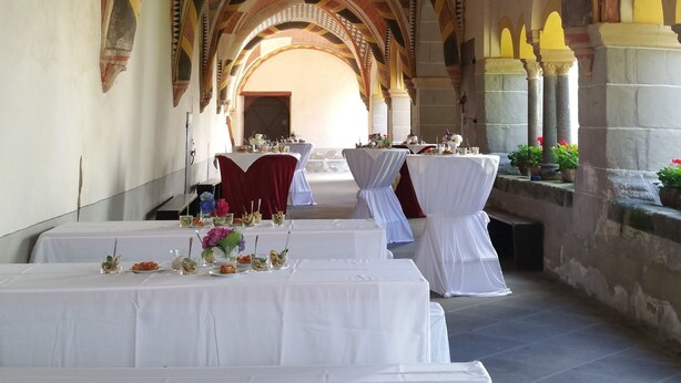 An interior with arched ceilings and tables set up for dining. - Gästehaus Abtei Sayn (Bendorf)