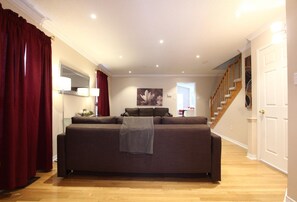 House, 5 Bedrooms | Ruang tamu | TV skrin rata, Netflix 